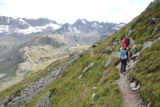 Kesch-Trek: Wanderer auf dem Weg vom Flüelapass zur Grialetschhütte