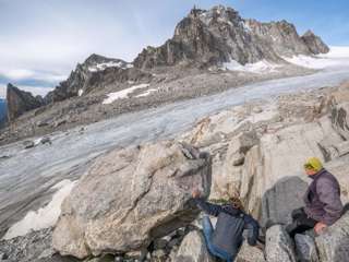 Die Bergführer bringen den Fels nicht ins Rollen