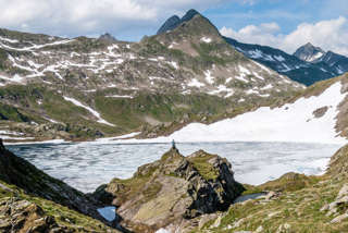 Lago Scuro mit Eisschollen Nähe Cadlimohütte