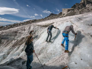 Mit Steigeisen eine Wand traversieren