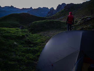 Microadventure: vor dem Zelt nach Sonnenuntergang