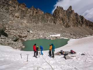 Spaltenbergung vor Bergkulisse