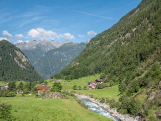 Taltstation der Golzernseilbahn mit Chärstelenbach
