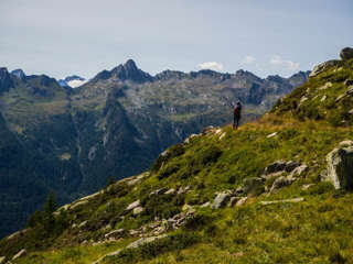 PapaMuflfon kuckt zum Rheinwaldhorn