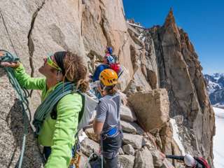 Stau mit nervösem Bergführer