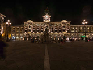 Piazza dell'Unita in Triest bei Nacht