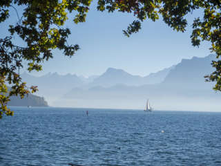 Vierwaldstättersee im Sonnenschein mit Segelbooten