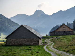 Dunstige Morgenstimmung mit Hohem Kasten Alpstein Hüttenwanderung