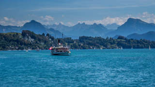 Dampfschiff bei der Einfahrt in Luzern auf dem Vierwaldstättersee