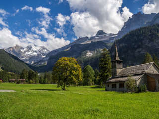 Marienkirche Kandersteg mit Blüemlisalpgruppe