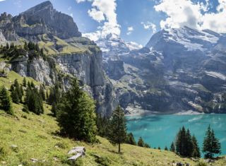 Der Oeschinensee – türkisfarbene Perle am Fuss des Blüemlisalpmassivs
