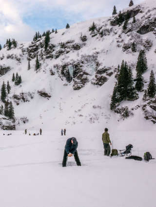 Eisfischer auf dem Garichti Stausee