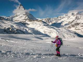 Schneeschuhwandern in Zermatt mit Blick aufs Matterhorn