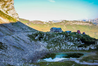 Prinz Luitpold Haus unterhalb des Hochvogels