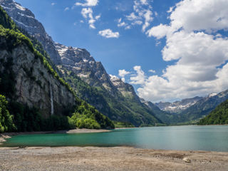 Wandern Klöntalersee: auf dem romantischen Uferweg