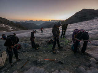 Steigeisen anziehen auf dem Turtmanngletscher
