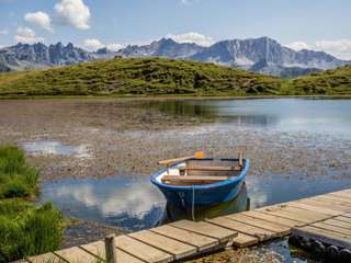 Neben der Carschinahütte liegt der Carschinasee auf dem Weg