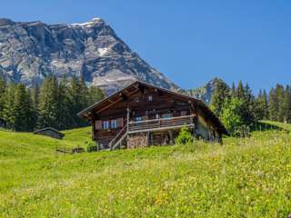 Hütte am Lauenensee