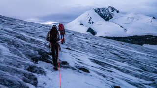 Seilschaft mit Blick zum Rimpfischhorn
