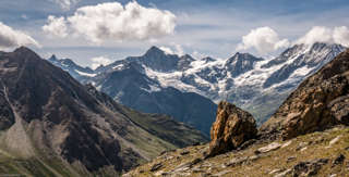 Zinalrothorn und Weisshorn in Wolken