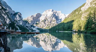 Boote ankern im Pragser Wildsee
