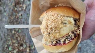 Frieseneis im Brötchen