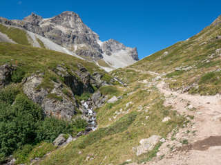 Der Wanderweg führt an der Suvretta entlang