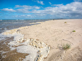 Schaum am Strand