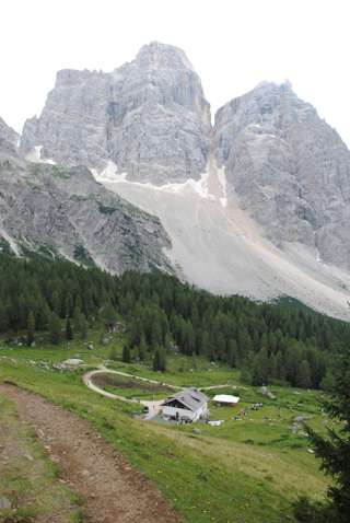 Rifugio Città di Fiume und der gewaltige Monte Pelmo