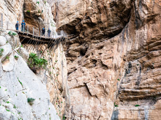 Bretterweg am Fels gebaut