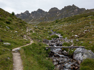 Weg auf der Hochebene