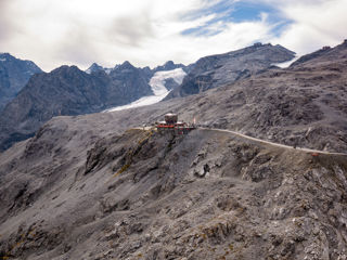 Tibet Hütte mit Ortler im Hintergrund