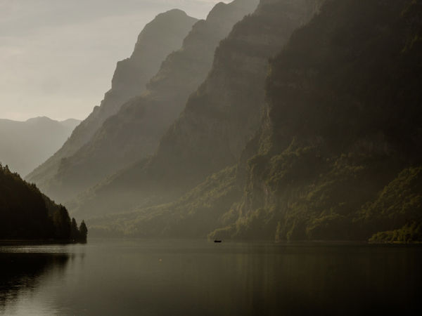 Wandern Klöntalersee: auf dem romantischen Uferweg